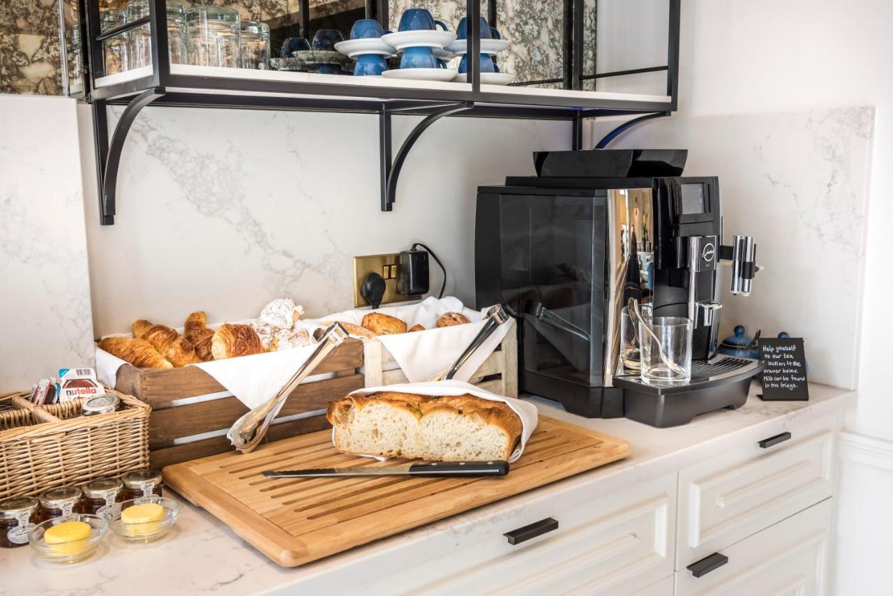 The Capital Hotel, Apartments & Townhouse Londres Exterior foto A fully automatic espresso machine