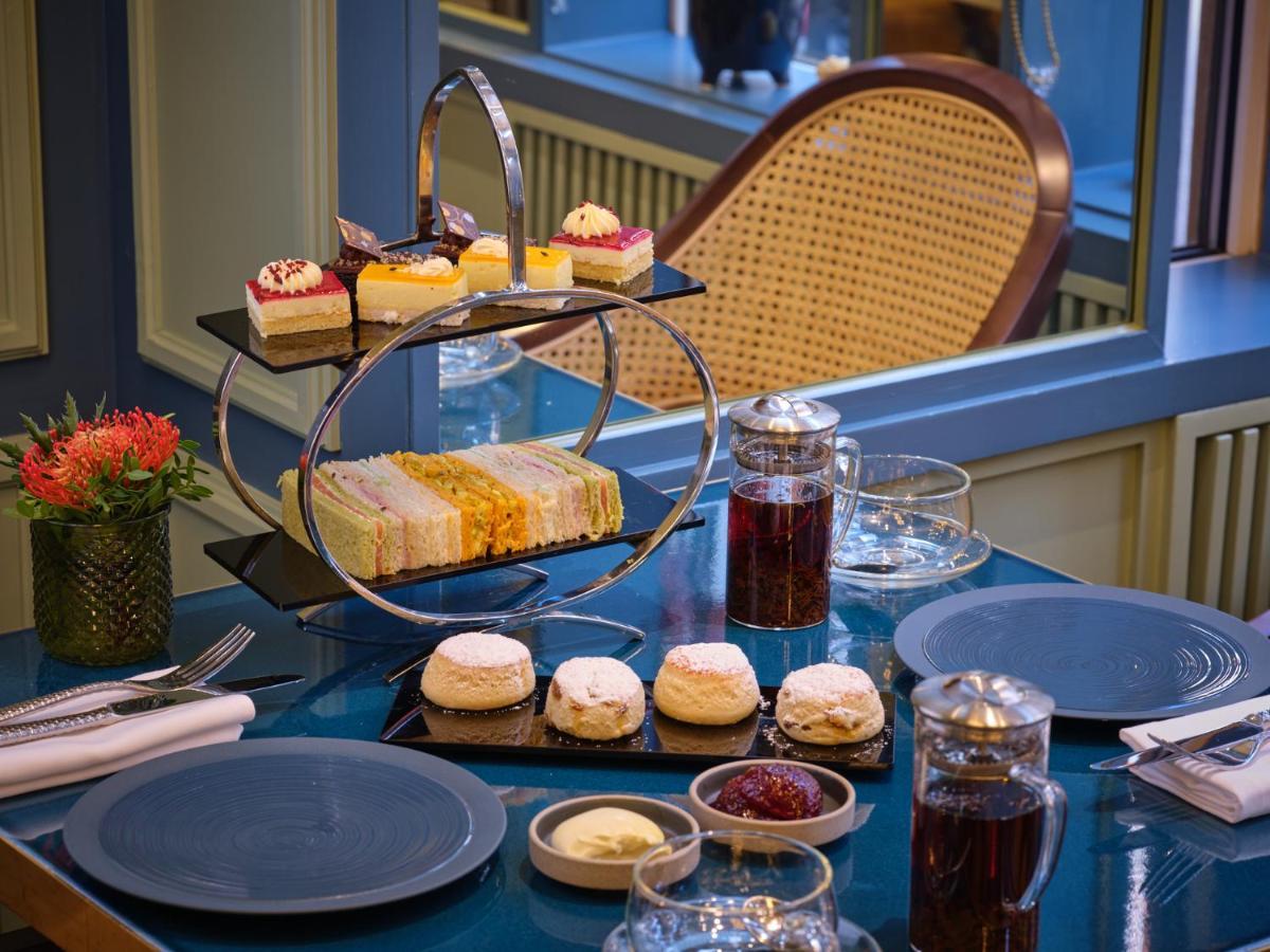 The Capital Hotel, Apartments & Townhouse Londres Exterior foto Afternoon tea at the InterContinental Hotel, London, Park Lane