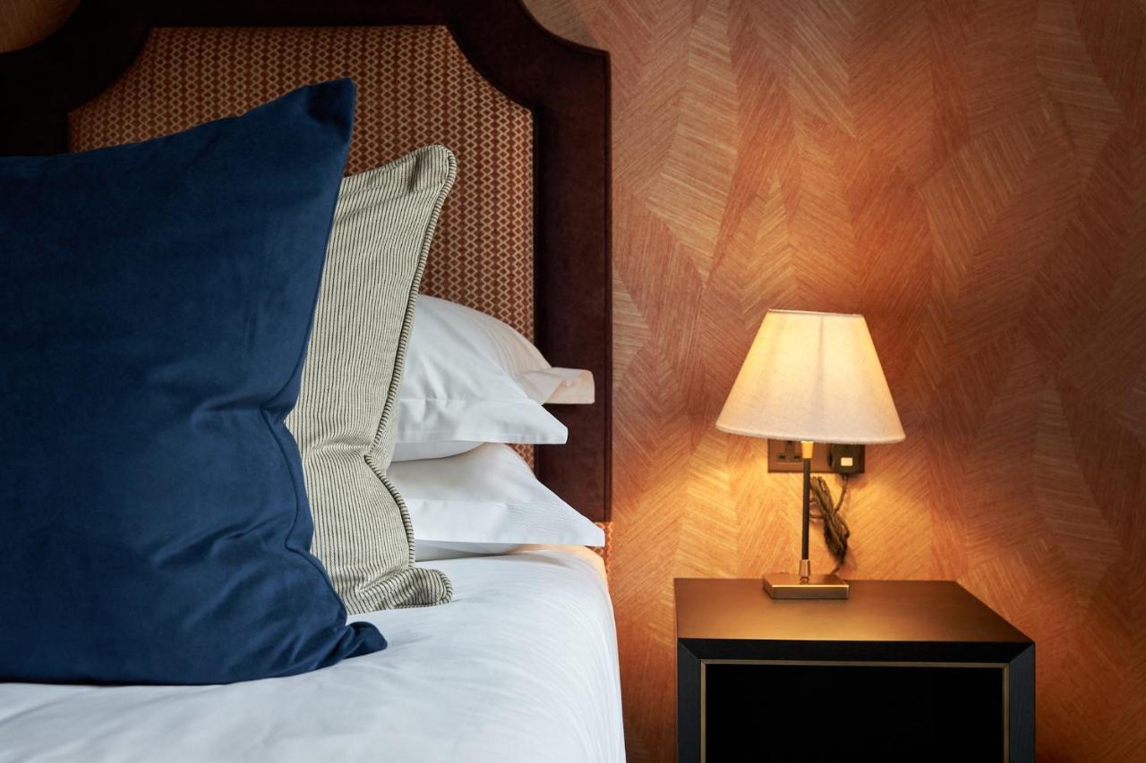 The Capital Hotel, Apartments & Townhouse Londres Exterior foto A lamp on a bedside table
