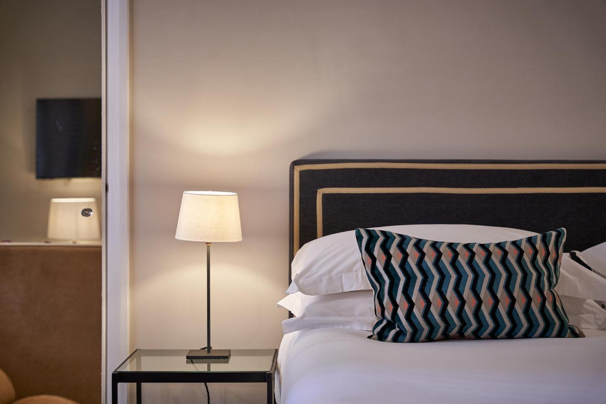 The Capital Hotel, Apartments & Townhouse Londres Exterior foto A bedroom at the hotel