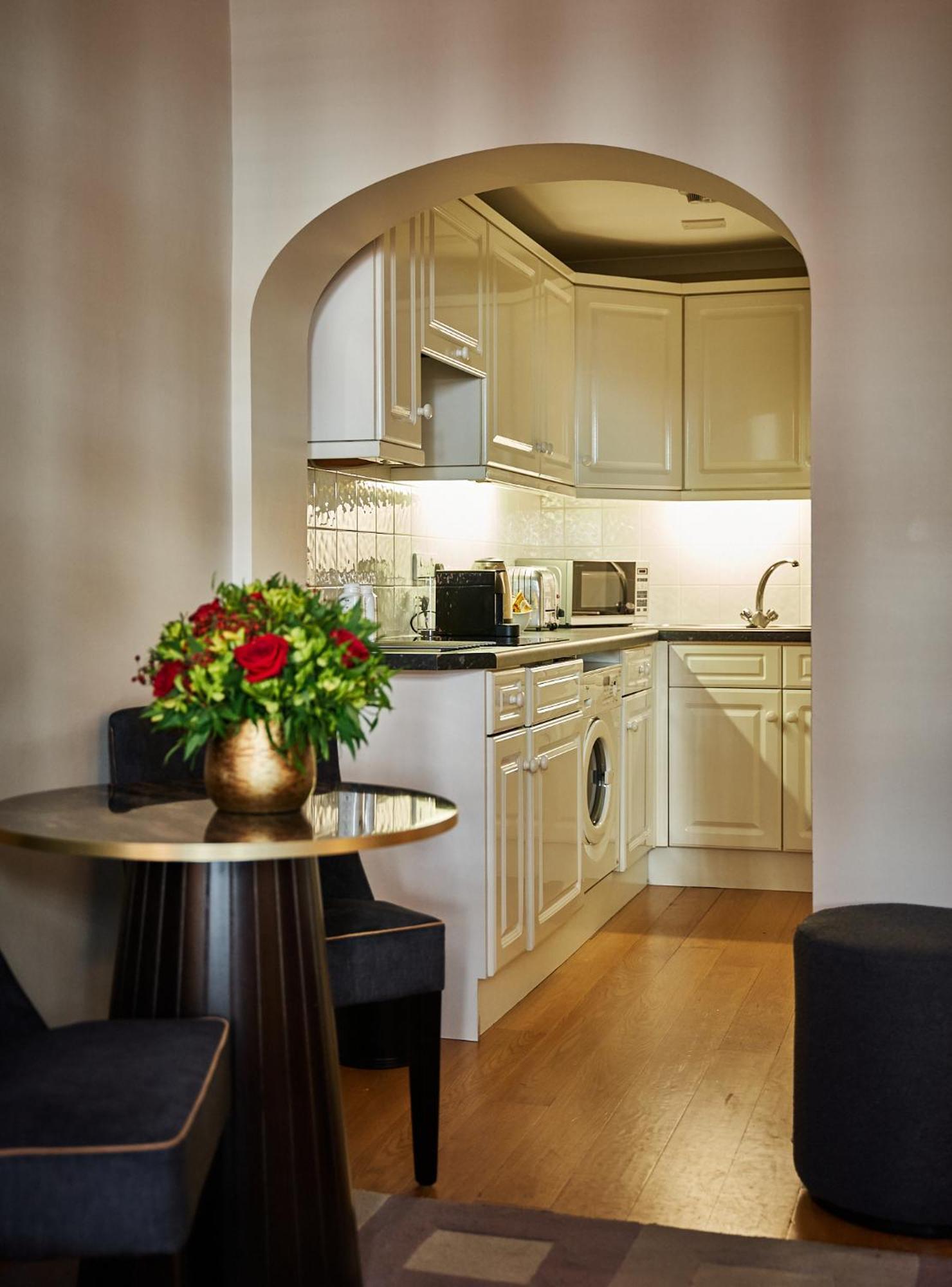 The Capital Hotel, Apartments & Townhouse Londres Exterior foto Kitchenette in a serviced apartment